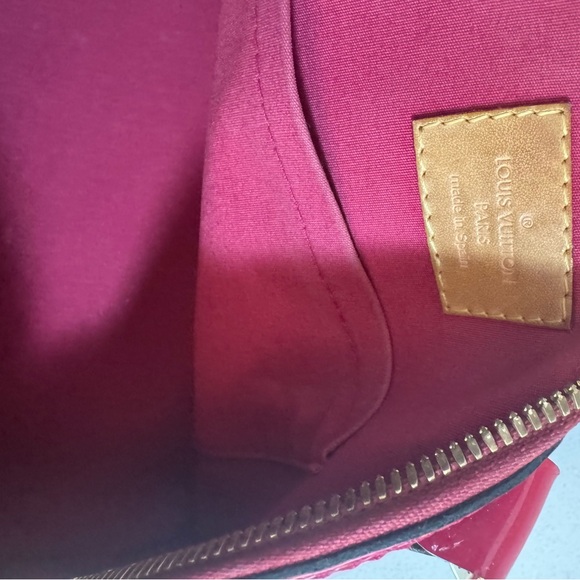 Louis Vuitton "Alma" Monogram pat-tent Leather Medium Size Bag in Red. Looks new - Picture 9 of 16
